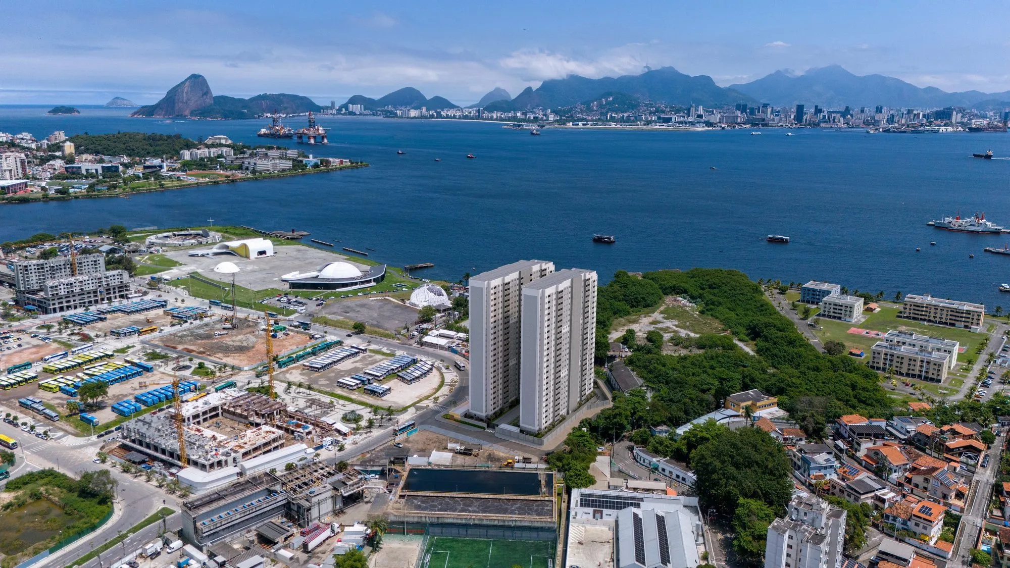 Vista aérea da região do Caminho Niemeyer, perto do novo apartamento no Centro de Niterói