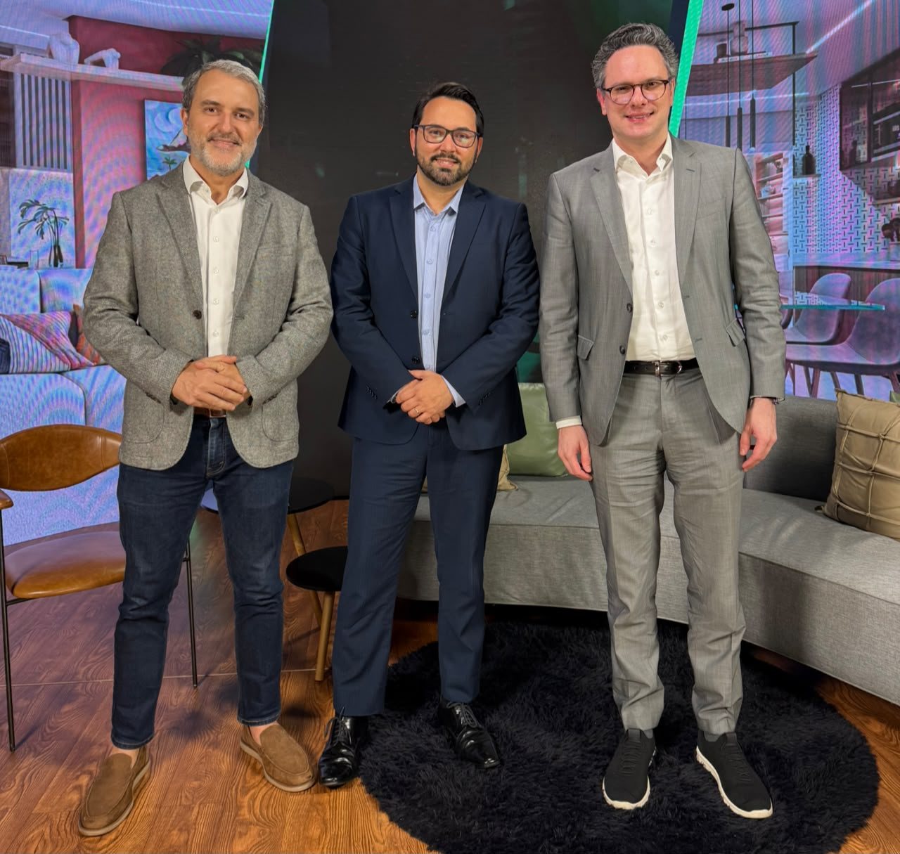 André Abelha, Felipe Boaventura e Felipe Moraes no estúdio do Morar em Pauta, episódio sobre técnicas de negociação