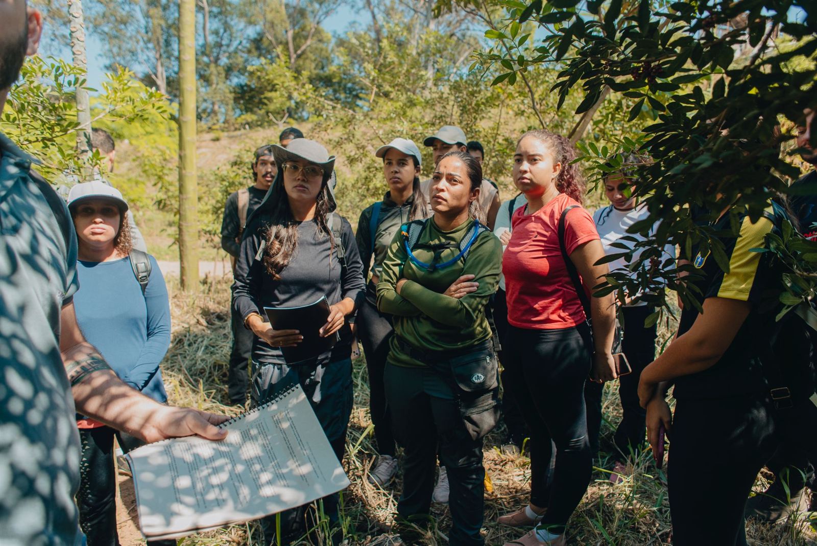 Estudantes acompanham a ficha de diagnóstico ambiental durante atividade prática de recuperação ambiental