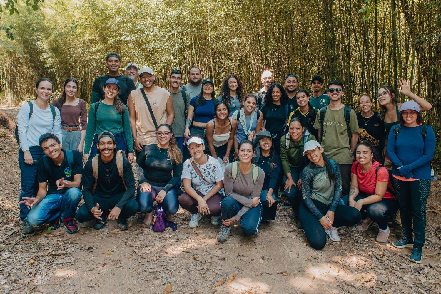 Turma de Ciências Biológicas da UNA e equipe da Emccamp ao fim da visita de recuperação ambiental