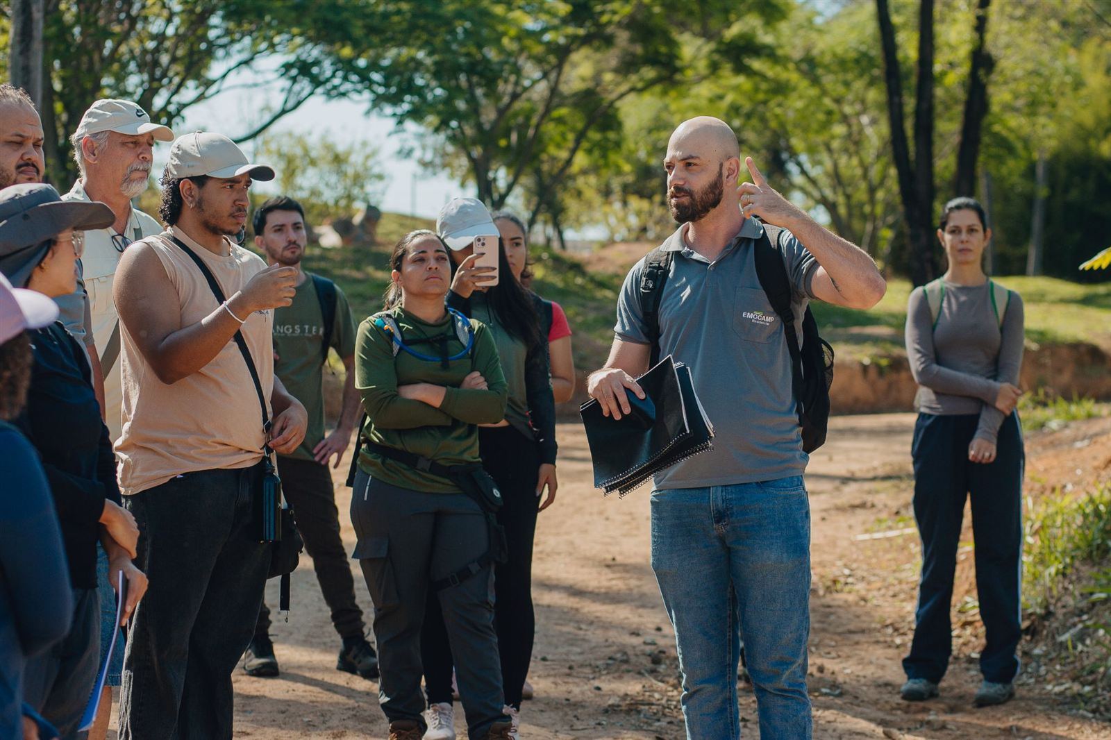 Técnico da Emccamp explica o projeto de recuperação ambiental a estudantes de Ciências Biológicas da UNA